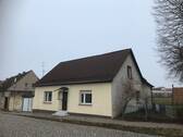 Straßenansicht Wohnhaus - Teilsaniert mit Ausbaureserve und Nebengelass