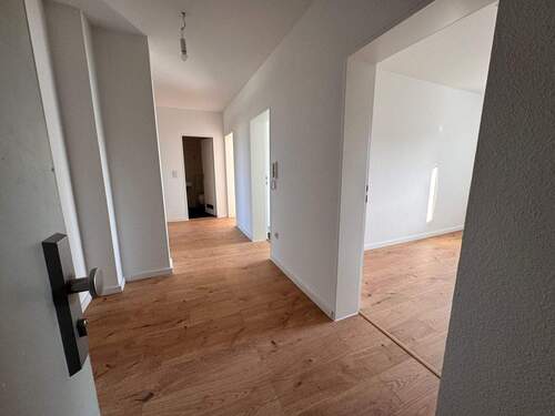Flur - Helle 3-Zimmer-Wohnung mit EBK in Preungesheim mit Ausblick