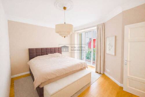 Geräumiges Schlafzimmer mit Balkon - 