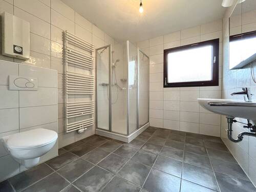 Ganz schick und modern präsentiert sich das Duschbad - 