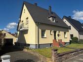 Titelbild - Zweifamilienhaus in Lage - eine gute Kombination aus Gemütlichkeit und Potenzial