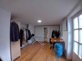 Ankleide OG mit Ausgang auf Balkon - 