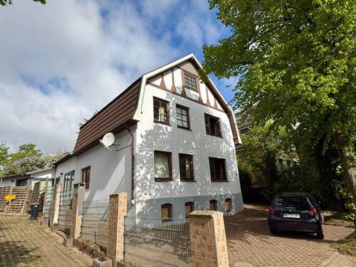 Front 1 - Charmantes Wohnhaus mit Einliegerwohnung und 2 mgl. Baugrundstücken