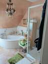 Bad mit Eckwanne u. Dusche - 