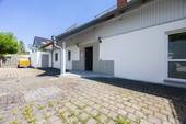 Vorderansicht & Hauseingang - 7 Zimmer Mehrfamilienhaus, Wohnhaus in Neufahrn bei Freising