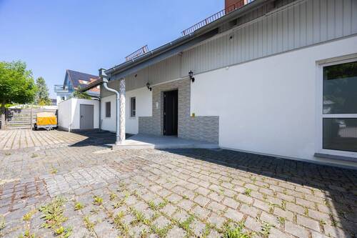 Vorderansicht & Hauseingang - 7 Zimmer Mehrfamilienhaus, Wohnhaus in Neufahrn bei Freising
