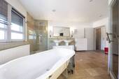 Ursprung Wasserschaden: Modernes Tageslichtbad (Obergeschoss) - 