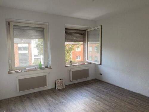 Wohnzimmer - 2 Zimmer Etagenwohnung zur Miete in Neuss