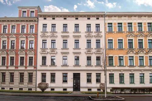 Gebäudeansicht - STILVOLL INVESTIEREN IN GOHLIS Vermietete 3-Raum-Wohnung mit Süd-Balkon und Einbauküche