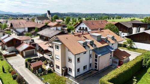 Blick zum Haus - Eingangsseite - Etagenwohnung mit 176,00 m&sup2; in Bad Aibling zum Kaufen