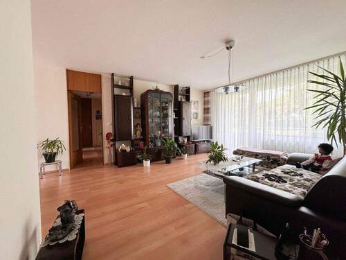 Wohnzimmer - Großzügige & helle 5-Zimmer-Wohnung mit Balkon