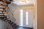 Eingangsbereich mit Treppenaufgang zum OG - 6 Zimmer Etagenwohnung in Gernsbach