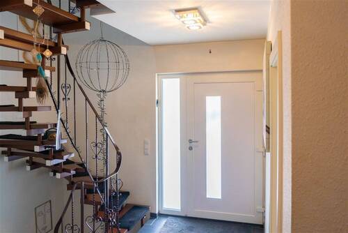 Eingangsbereich mit Treppenaufgang zum OG - 6 Zimmer Etagenwohnung in Gernsbach