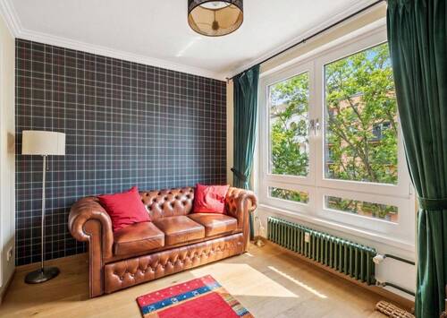 Stilvolles Gästezimmer mit Lederschlafcouch - 