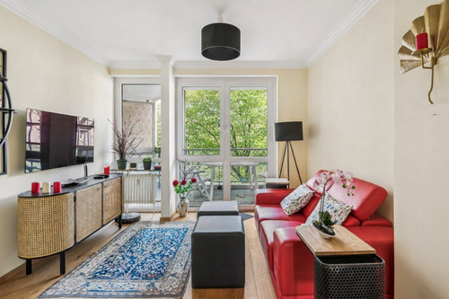 Loggia mit bodentiefen Fenstern zum Balkon - 