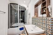Exklusives zweites Bad mit Kombination Badewanne, Dampfbad und Dusche - 