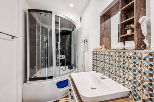 Exklusives zweites Bad mit Kombination Badewanne, Dampfbad und Dusche - 