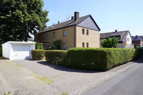Rückansicht mit Garage - 5 Zimmer Doppelhaushälfte in Leverkusen