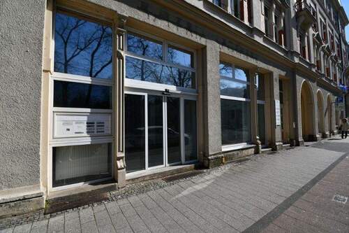 Eingangsbereich Kunden - Großzügige Gewerbefläche in voll vermietetem Ärztehaus (Stadtzentrum)