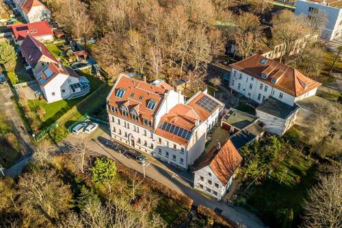 Gebäudeansicht - MEHR ALS NUR EIN HAUS Voll vermietetes Mehrfamilienhaus mit zusätzlich bebaubarem Flurstück