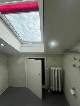 Abstellfläche hinterm Trempel im Bad - 