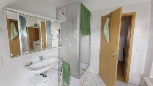 Bad mit Dusche - Etagenwohnung mit 54,40 m&sup2; in Meißen zur Miete