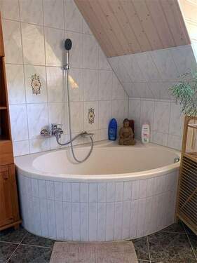 Große Badewanne im DG - 