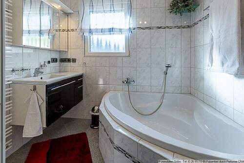 Bad mit Eckbadewanne - 