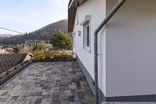 Sitzmöglichkeit neben dem Haus - 