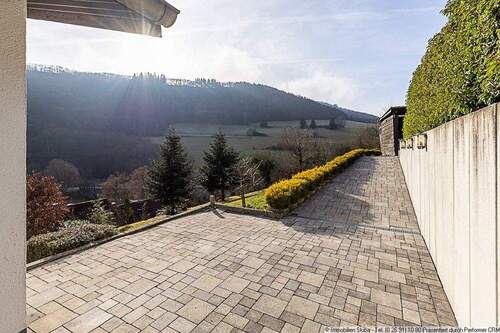 gepflasterte Wege ums Haus - 