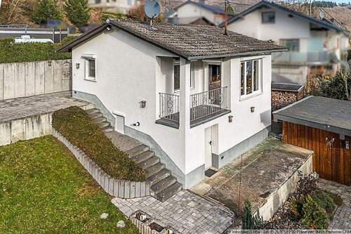 terrassierte Hanglage - 2 Zimmer Einfamilienhaus in Schuld