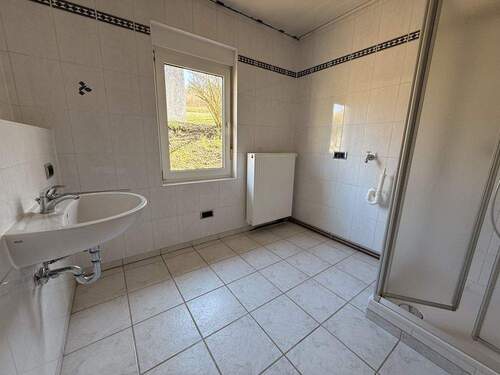 Badezimmer mit Dusche EG - 