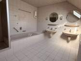 Badezimmer mit Dusche und Wanne OG - 