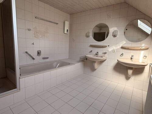 Badezimmer mit Dusche und Wanne OG - 