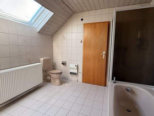 Badezimmer mit Dusche und Wanne OG - 