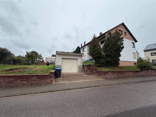 Garage /zusätzlich Grundstück für weitere Garage - Mehrfamilienhaus, Wohnhaus mit 155,00 m&sup2; in Wadgassen zum Kaufen