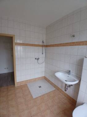 Bad mit Dusche und Wanne.jpg - 