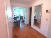 Diele mit Blick ins Wohnzimmer - 