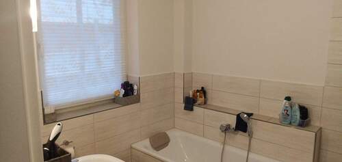 Bad mit Badewanne und Dusche - 