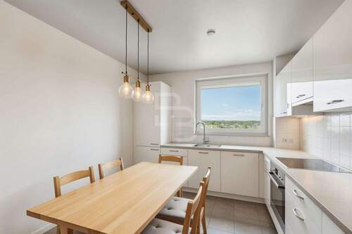 Wohnküche mit Ausblick - (KI generiert) - Weitblick, Leerstand & großzügiger Schnitt!