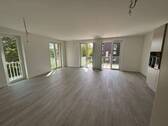 Helles Wohnzimmer mit Zugang zum Balkon - Helle 3-Zimmer-Wohnung in Schleswig – Erstbezug mit Einbauküche