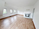 Wohnzimmer mit Kamin - 3 Zimmer Etagenwohnung zur Miete in Glienicke/Nordbahn