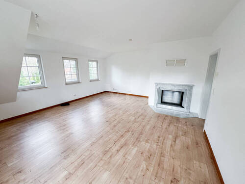 Wohnzimmer mit Kamin - 3 Zimmer Etagenwohnung zur Miete in Glienicke/Nordbahn