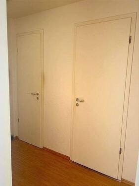 Flur mit Türen Abstell / Bad - 