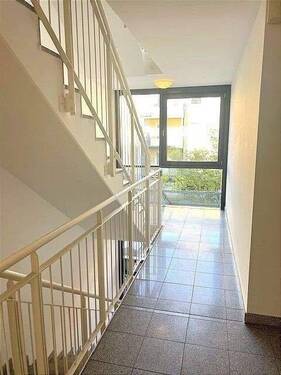 Helles und freundliches Treppenhaus - 