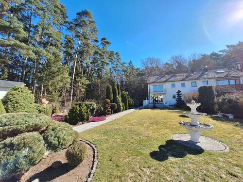 Garten mit Hausansicht - 5 Zimmer Einfamilienhaus in Wendelstein