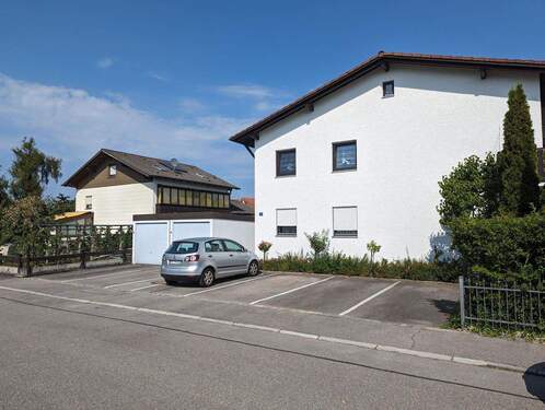 Straßenseite mit Stelllplätzen - 