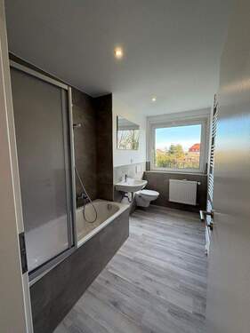 Badezimmer - Große 4-Zimmer Wohnung in grüner Umgebung mit Garten und Garage