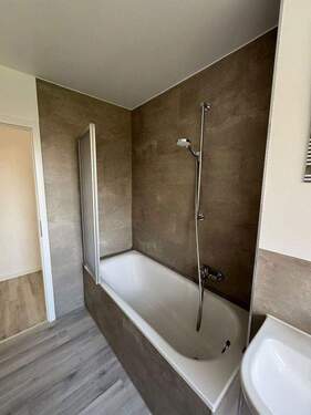 Dusch-Badewanne - 4 Zimmer Etagenwohnung zur Miete in Zwenkau OT Großdalzig