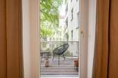 Blick zum Balkon - 